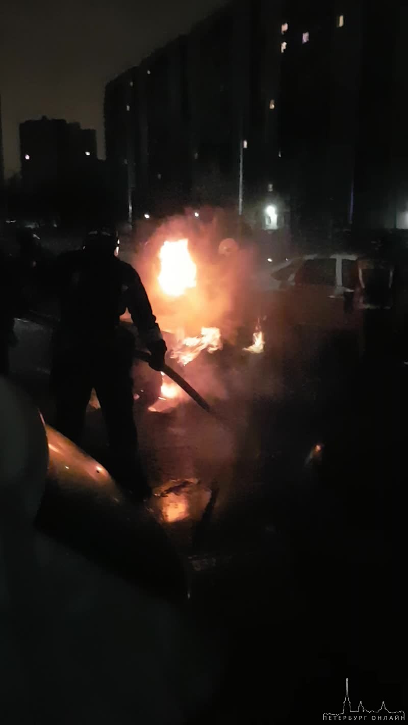 16 марта в 5.30 ночи во дворе дома 14 по Российскому проспекту пр. 14 загорелась Toyota Камри . Как ...