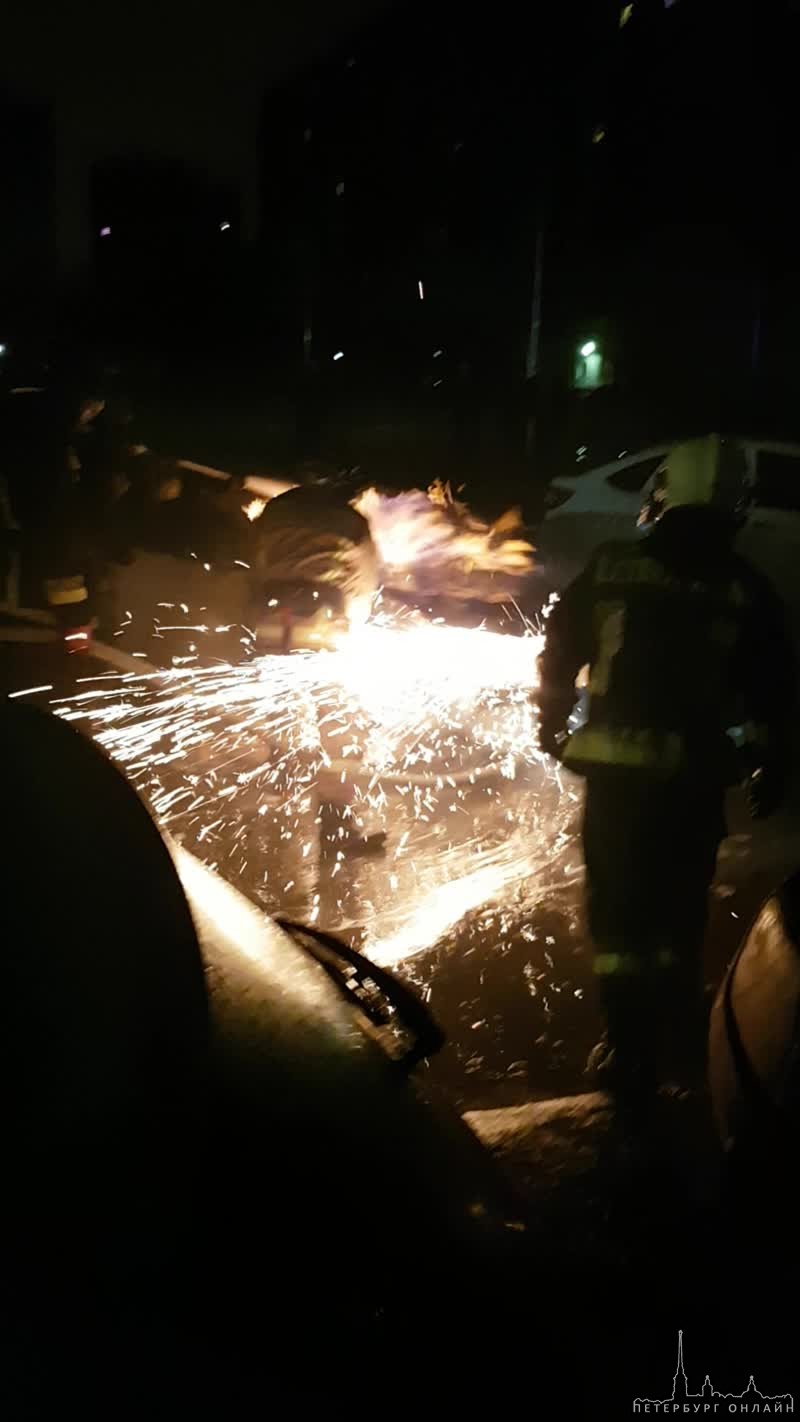 16 марта в 5.30 ночи во дворе дома 14 по Российскому проспекту пр. 14 загорелась Toyota Камри . Как ...