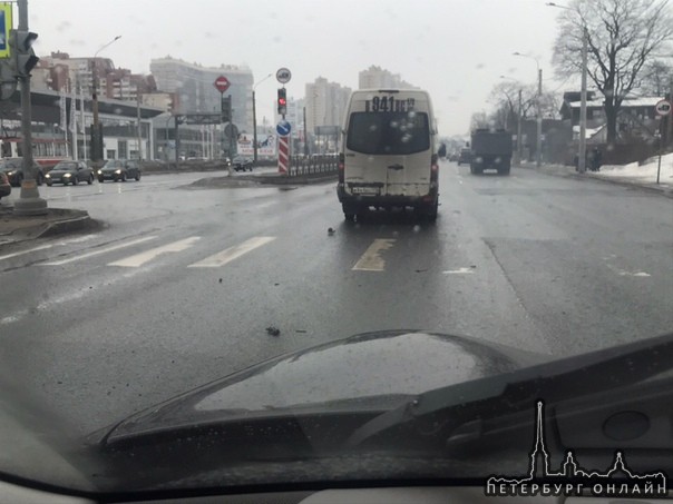 Только что на перекрёстке Выборгского шоссе и улицы Жени Егоровой Спектра сняла свой бампер об маршр...