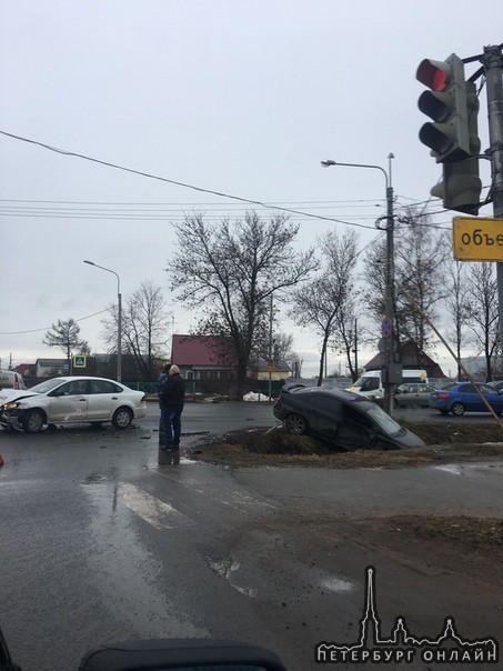 Honda Цивик, поворачивая налево с Таллинского шоссе на Аннинское не уступила встречному Поло