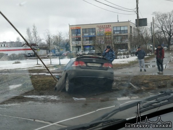 Honda Цивик, поворачивая налево с Таллинского шоссе на Аннинское не уступила встречному Поло