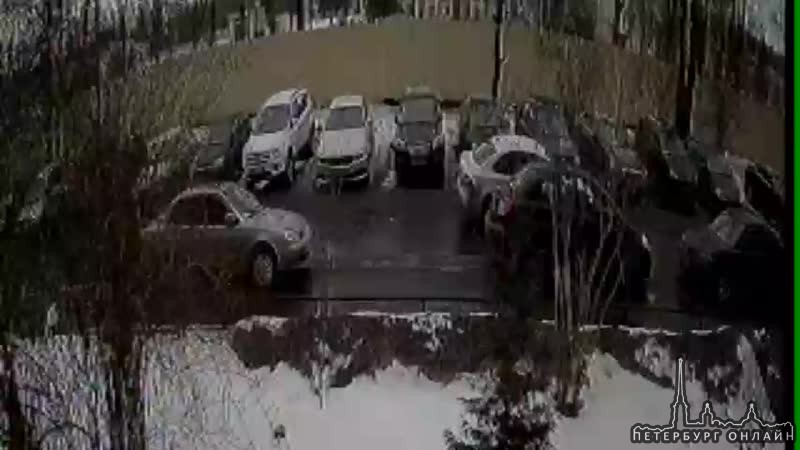 На ул Летчика Пилютова у дома 5 утром в 08:08 злоумышленник шёл и прокалывал колёса у припаркова...