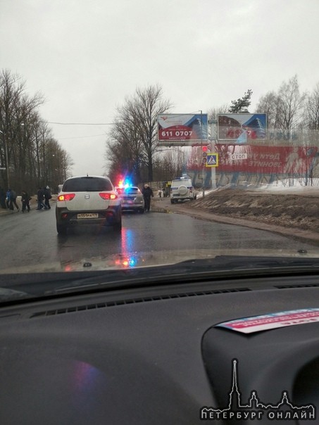 В 13:30 45 летний мужчина на автомобиле Volkswagen Поло на 32 км автодороги Парголово-Огоньки "" сб...
