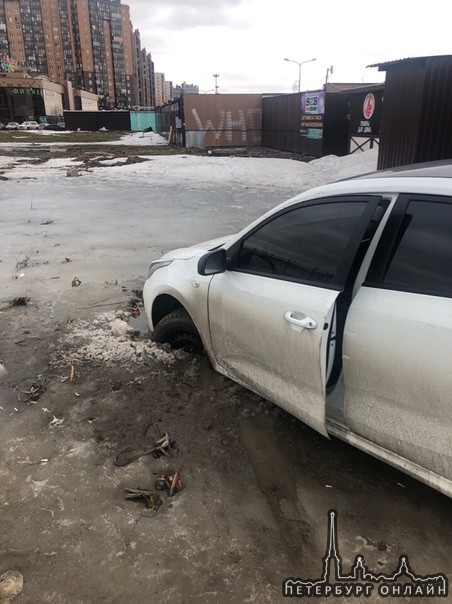 Помогите выбраться, провалился в грязь на Ленинградской улице у дома 1