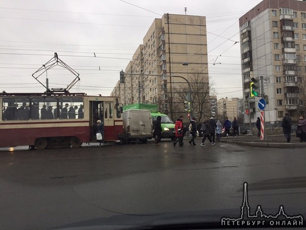 Микрик не проскочил перед трамваем на перекрестке Долгоозёрной ул. и пр. Авиаконструкторов.