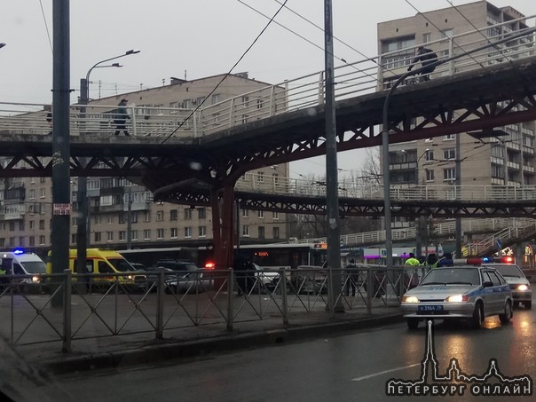 Под крабом на перекрестке Славы и Будапештской две машины в смятку