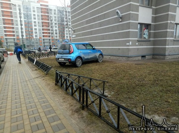 Водитель Киа Соул решил вопрос с парковкой у дома 3к1 на Кушелевской дороге