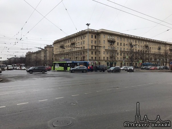 Дтп с трамваем на пересечении Московского проспекта и Благодатной улицы.