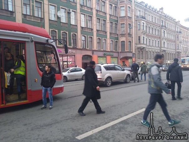 На Среднем Проспекте В.О. Киа и Митсубиси не разъехались, трамваи встали в обе стороны.