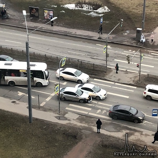 На Ленинском проспекте, напротив Максидома, Корабелки и 104 дома небольшая авария, но машины заняли ...
