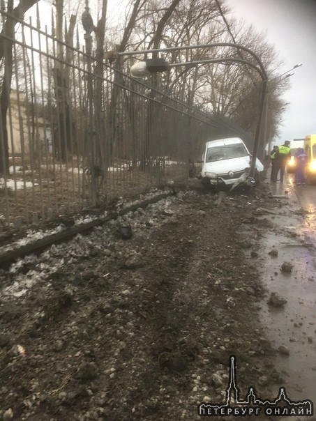 На Пулковском шоссе возле обсерватории машина влетела в столб