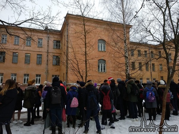 В Школу номер 500 Пушкинского района поступило сообщение, что школа заминирована