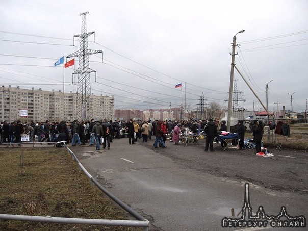 Посетителей рынка Юнона на улице Маршала Казакова 35 попросили эвакуироваться