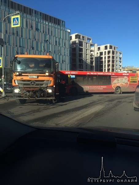 Транспортный коллапс на перекрестке Новоладожской улицы и Пионерской из-за аварии