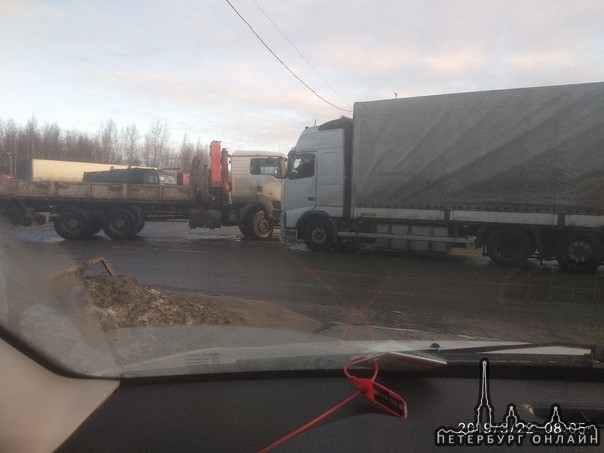 В 8-ом Верхнем переулке 4, напротив мясокомбината "Парнас-М" лобовое с фурами,пострадавших нет,удар ...