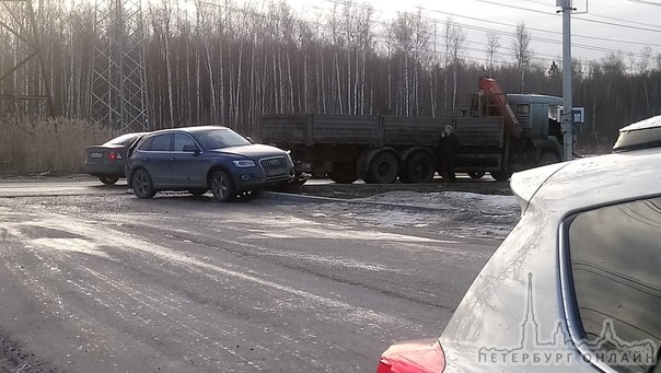 Не поделили дорогу audi и манипулятор в Заневке, в сторону Кудрово. Будет пробка.