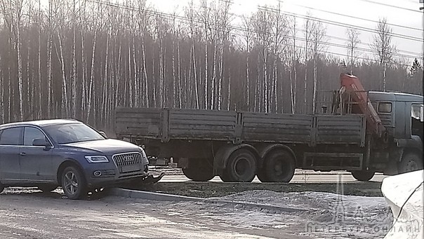 Не поделили дорогу audi и манипулятор в Заневке, в сторону Кудрово. Будет пробка.