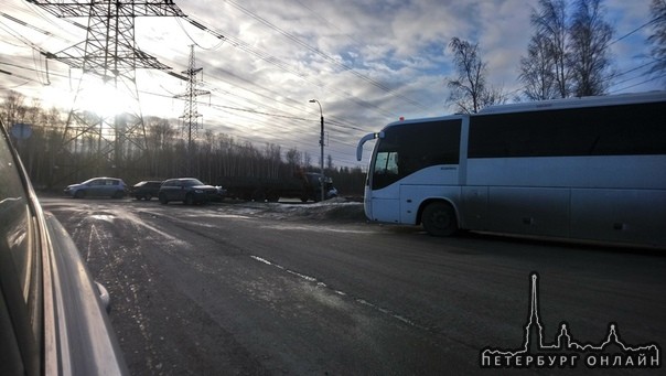 Не поделили дорогу audi и манипулятор в Заневке, в сторону Кудрово. Будет пробка.