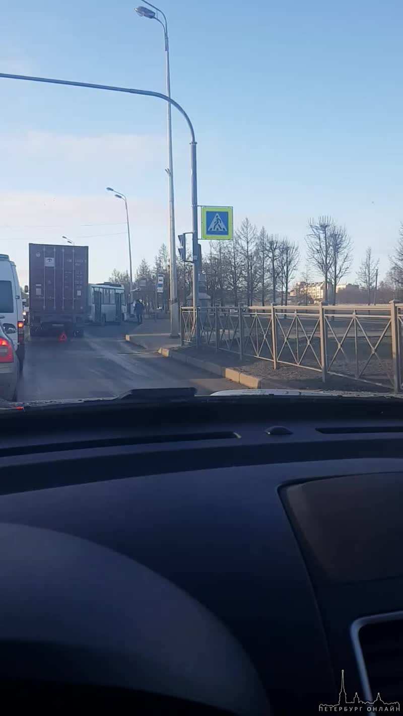 В Пушкине из-за гололёда фура догнала автобус. Несколько скорых. Похоже на одного погибшего