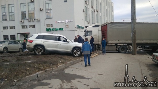 На Кушелевской дороге фура при повороте подмяла припаркованного пыжика. Въезд/выезд перекрыты. И это...