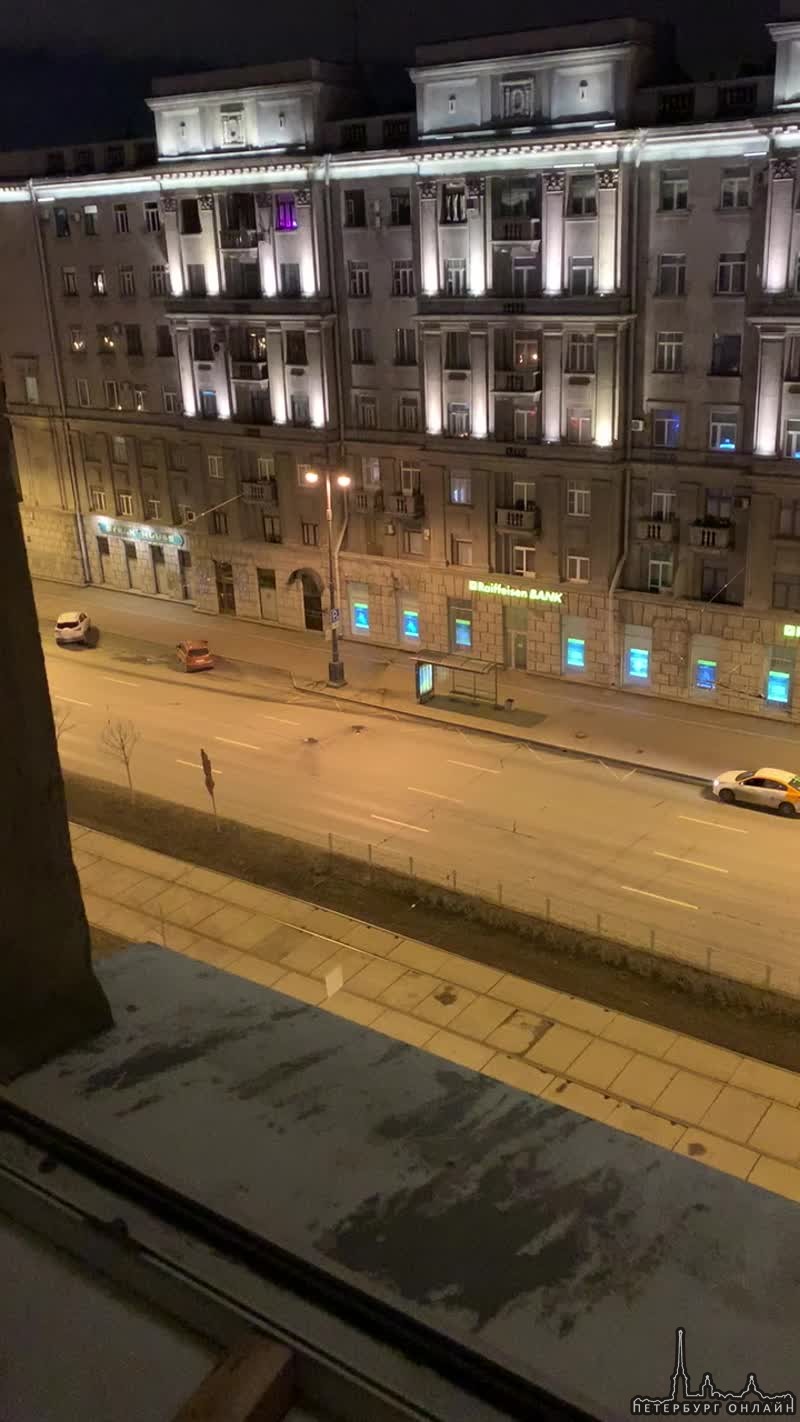 «Веселье» на Московском 186. С 3-го этажа несколько человек сбрасывали шары с водой на дорогу и трот...