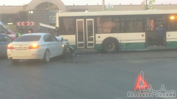 У Метро Парнас, БМВ чутка не проскочил перед автобусом и немного поцарапкались.