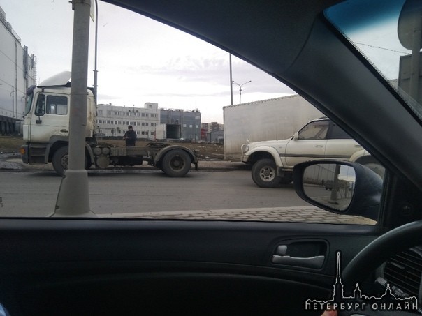 Полуприцеп покинул МАH на развороте по Софийской через Грузового проезд,