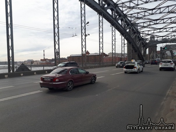 Два ДТП произошли на Большеохтинском мосту.