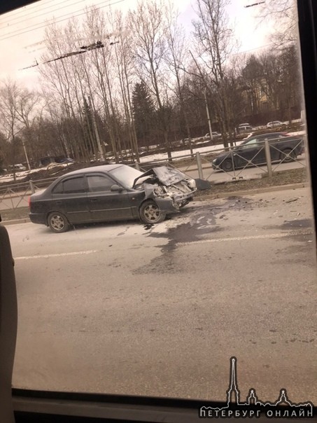 На светофоре у Спа комплекса “VODA”, что Приморском шоссе седанчик сломал задний бампер у Lexus LX