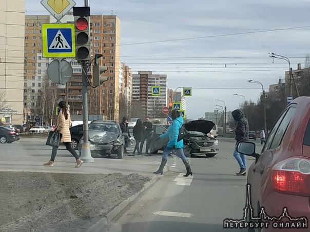 Калина и Mazda столкнулись на перекрестке Захарова и Десантников