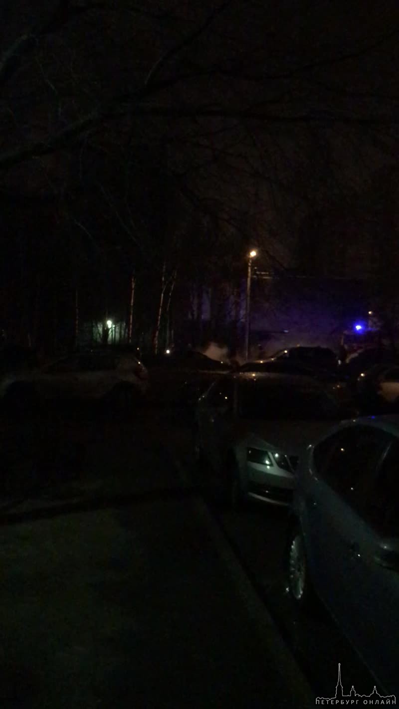 В Выборгском районе на улице Хошимина у дома 5к2 загорелась машина Киа, Пожарные приехали быстро, п...