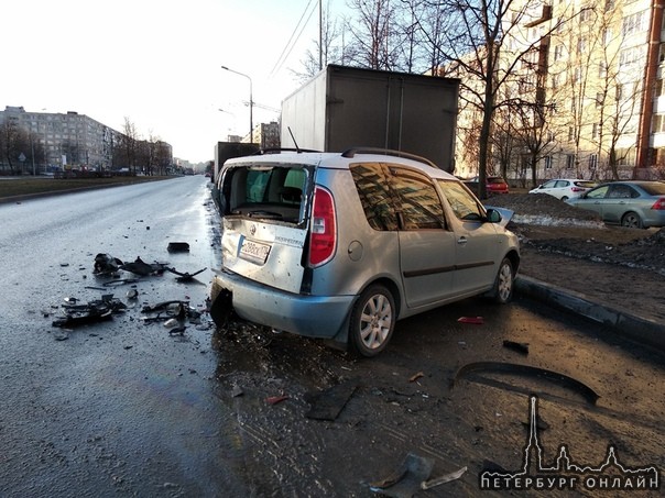 В 7 утра на пр. Солидарности напротив Александровской больницы БМВ X6 протаранила припаркованные ма...
