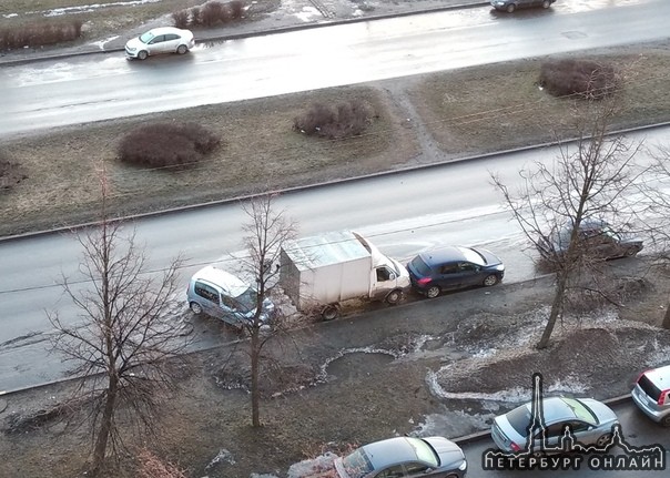 В 7 утра на пр. Солидарности напротив Александровской больницы БМВ X6 протаранила припаркованные ма...