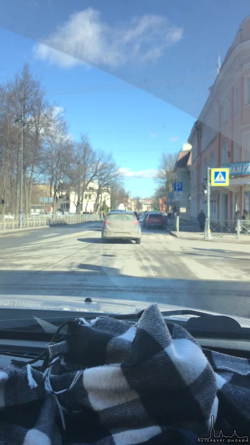 Фонтан водопроводной воды забил на Конюшенной улице, в Пушкине