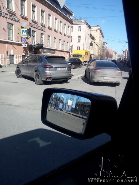 Порше и Mercedes не поделили перекресток Ждановской наб. и Малого проспекта