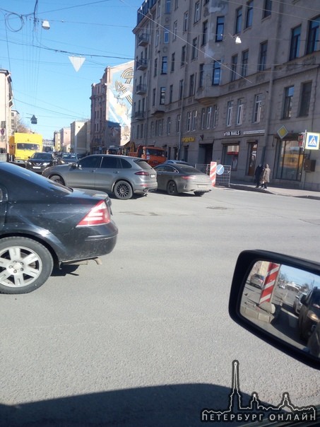 Порше и Mercedes не поделили перекресток Ждановской наб. и Малого проспекта