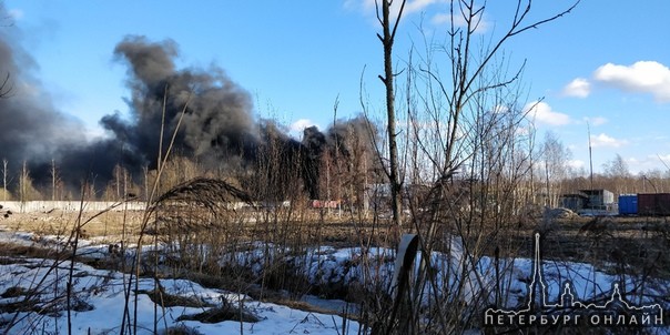 На Волхонском шоссе горит что-то на территории мусоросортировочного завода...