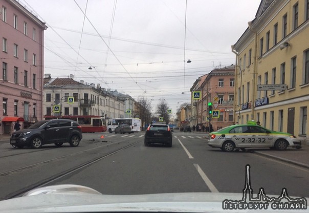 На Среднем проспекте ВО, водитель KIA не разъехался с таксистом. Ждут сотрудников ДПС.