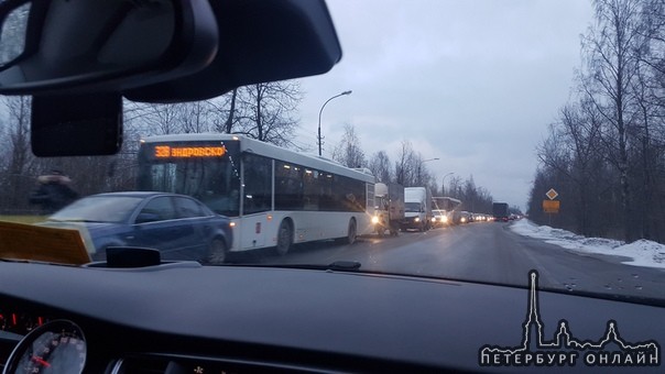 На Петрозаводском шоссе,перед поворот на Центральную улицу Металлостроя , автобус задел Audi, стоят ...