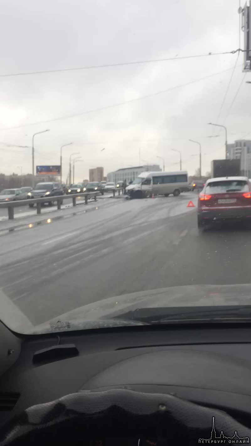 Водитель микроавтобуса не справился с управлением на скользкой дороге, при подъеме на Кушелевский пу...