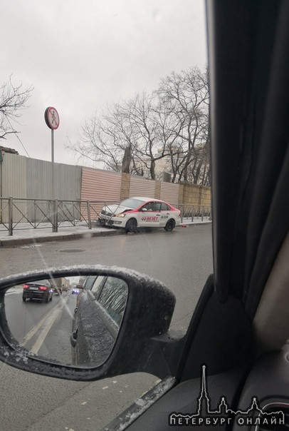 На Киевской улице такси "Везёт" , не вписался в поворот.