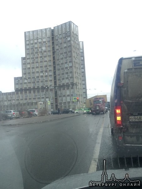 На повороте с Трамвайного на проспект Народного Ополчения фура зажала таксомотор