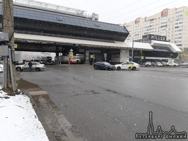 Дтп на перекрестке маршала Новикова и Испытателей, автомобилям не мешают, но трамваев уже много собр...
