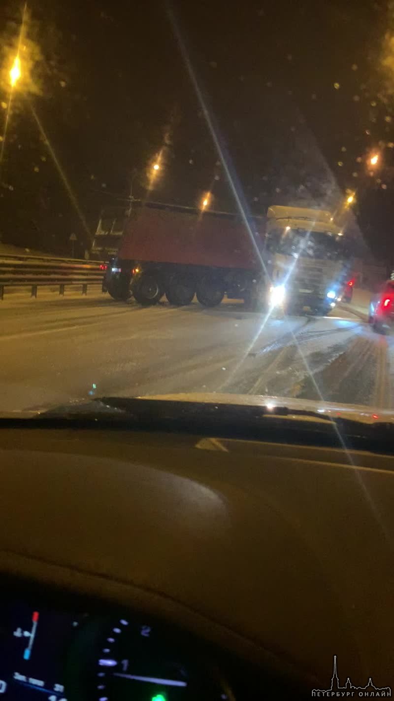 Три аварии подряд, на Новоприозерском шоссе , между Мегой и заправкой Нести