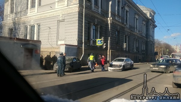 Яндексдрайв всадил Peugeot на перекрестке Рузовской и Загородного,