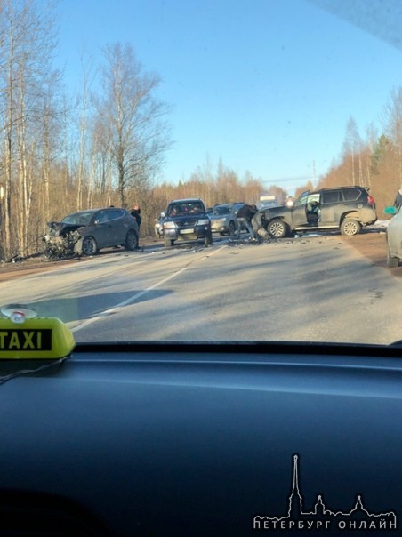 Hyundai Туссан и Toyota ЛК Прадо столкнулись в лобовом ДТП на Гостилицком шоссе