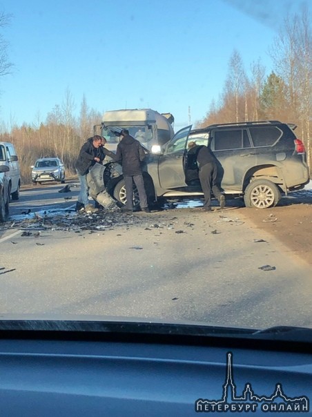 Hyundai Туссан и Toyota ЛК Прадо столкнулись в лобовом ДТП на Гостилицком шоссе