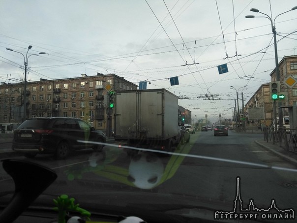 На Ивановской улице, перед перекрёстком с улицей Седова в среднем ряду Газелька догнала Форда, и ...