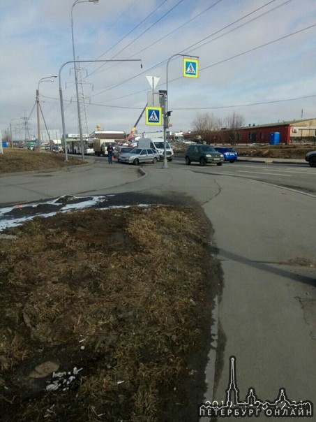 На пересечении Маршала Новикова и Долгоозёрной двое не разъехались. Правый ряд занят.