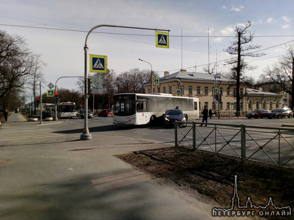 Петергоф, авария на перекрёстке улицы Аврова и Санкт-Петербургского проспекта.